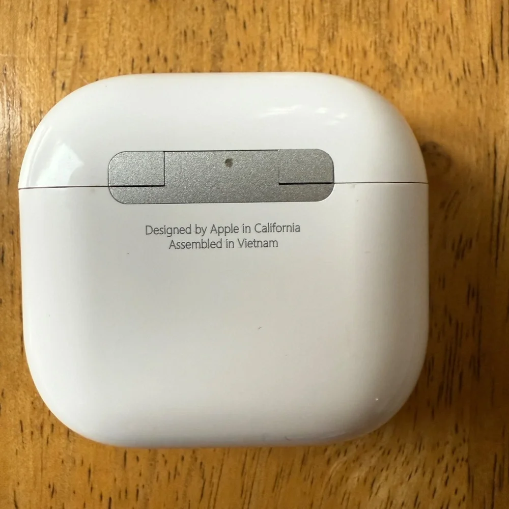 Apple Airpods 4 w/Noise cancellation - Picture 2 of 7